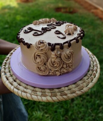 Bolo De Aniversário decorado com Chocolate e Creme