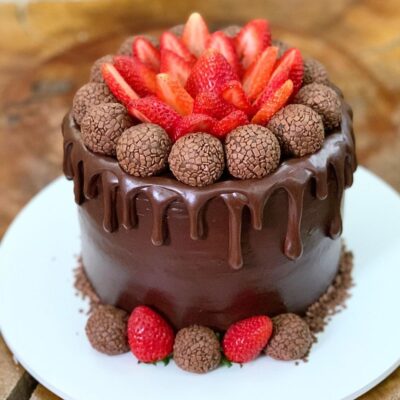 Bolo Com Cobertura de Chocolate
