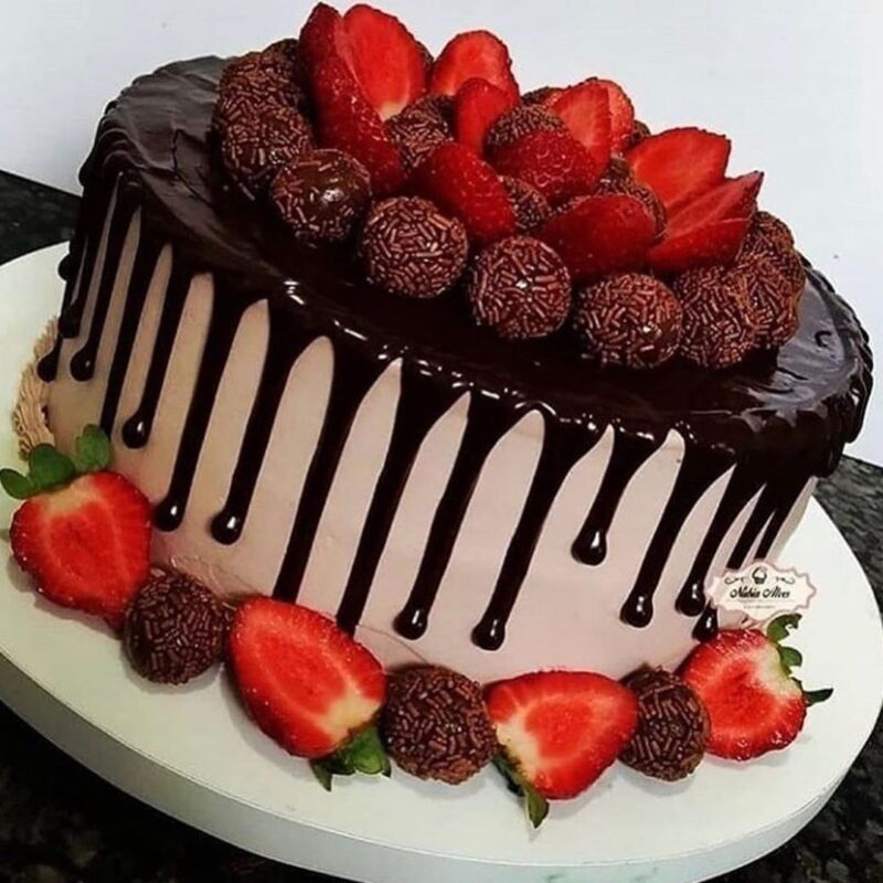 Bolo com Calda de Chocolate e Morangos